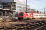 1216 018 mit einen EC Aus Bolgona am 08.12.2011 in M�nchnen Heimeran platz