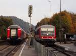 baureihe-628-928/241741/im-oktober-2012-treffen-sich-re Im Oktober 2012 treffen sich RE 27002 (Mnchen - Simbach) und ein 628 im Bahnhof Marktl (Inn)